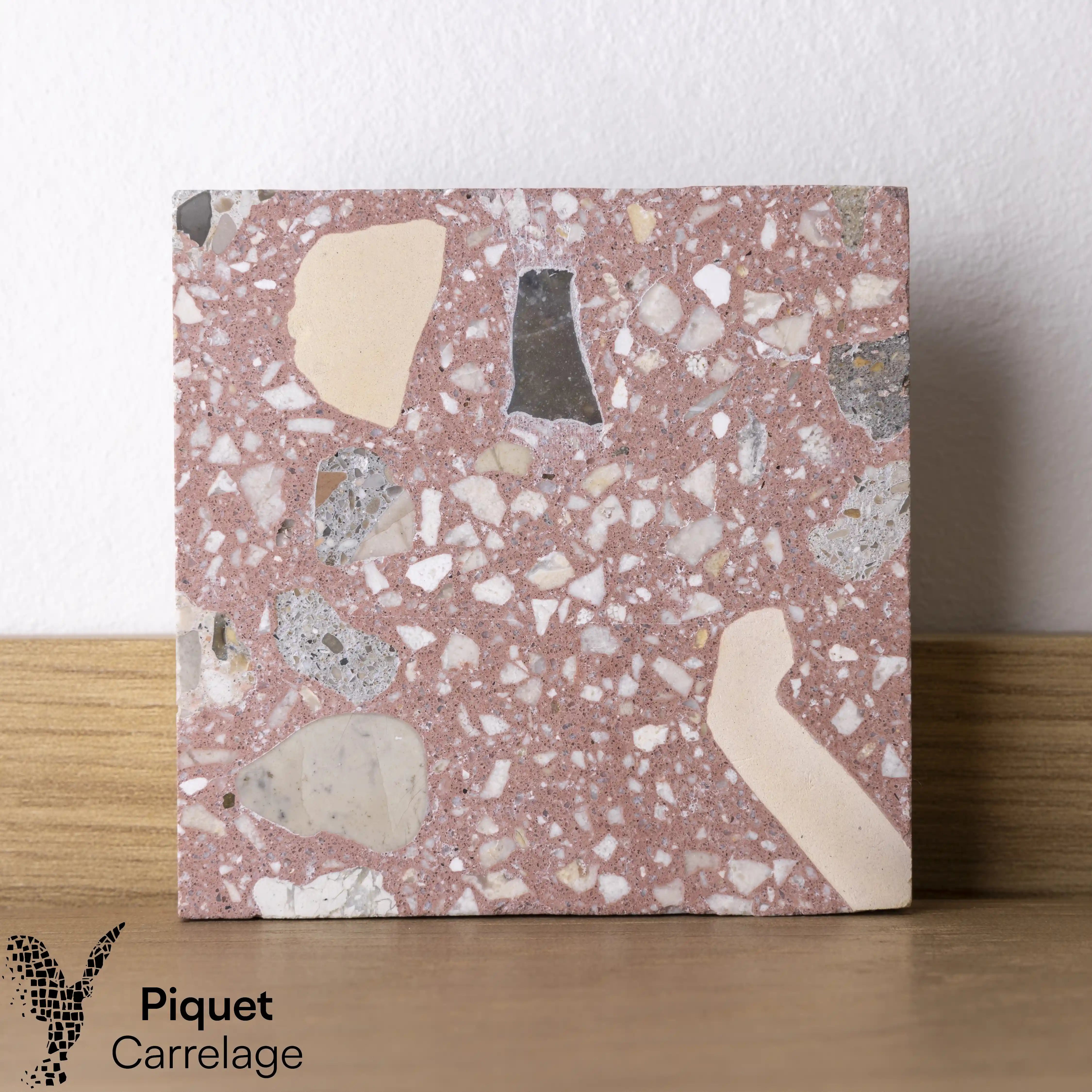Terrazzo authentique gros éclats rouge sable
